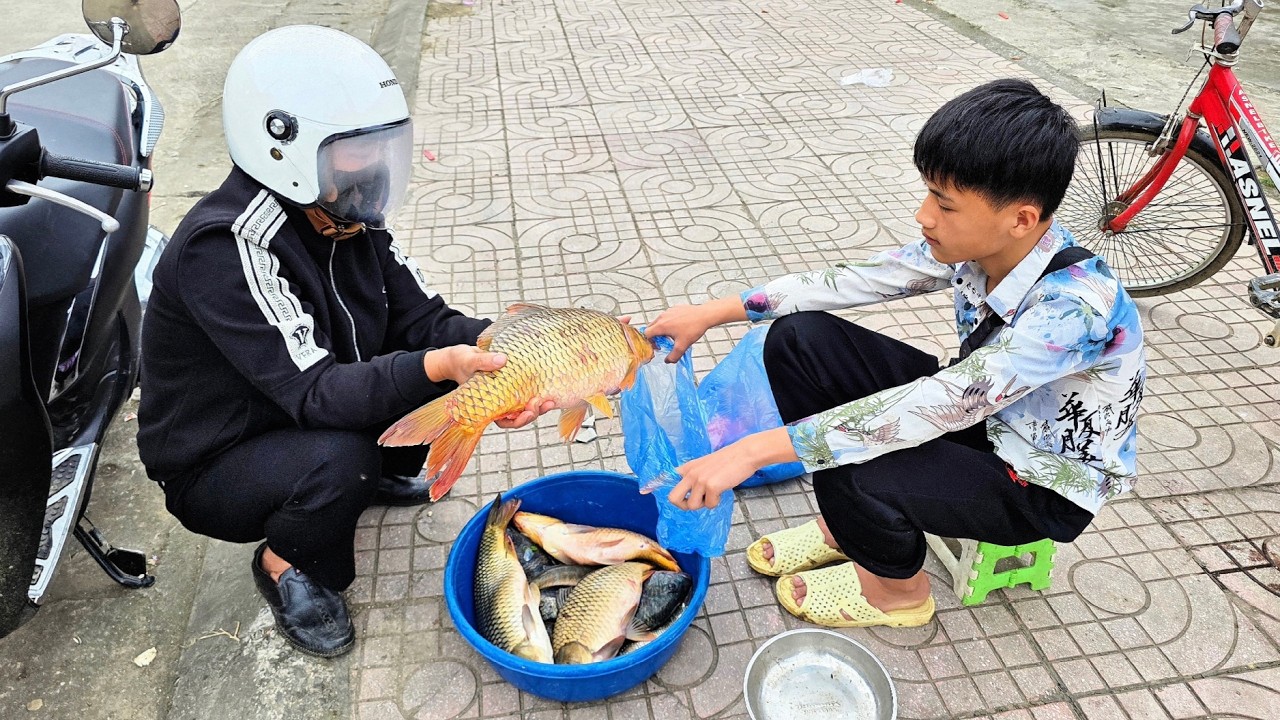 Fishing skills. A bountiful fishing day for Nam. Nam caught several large and delicious carp to sell