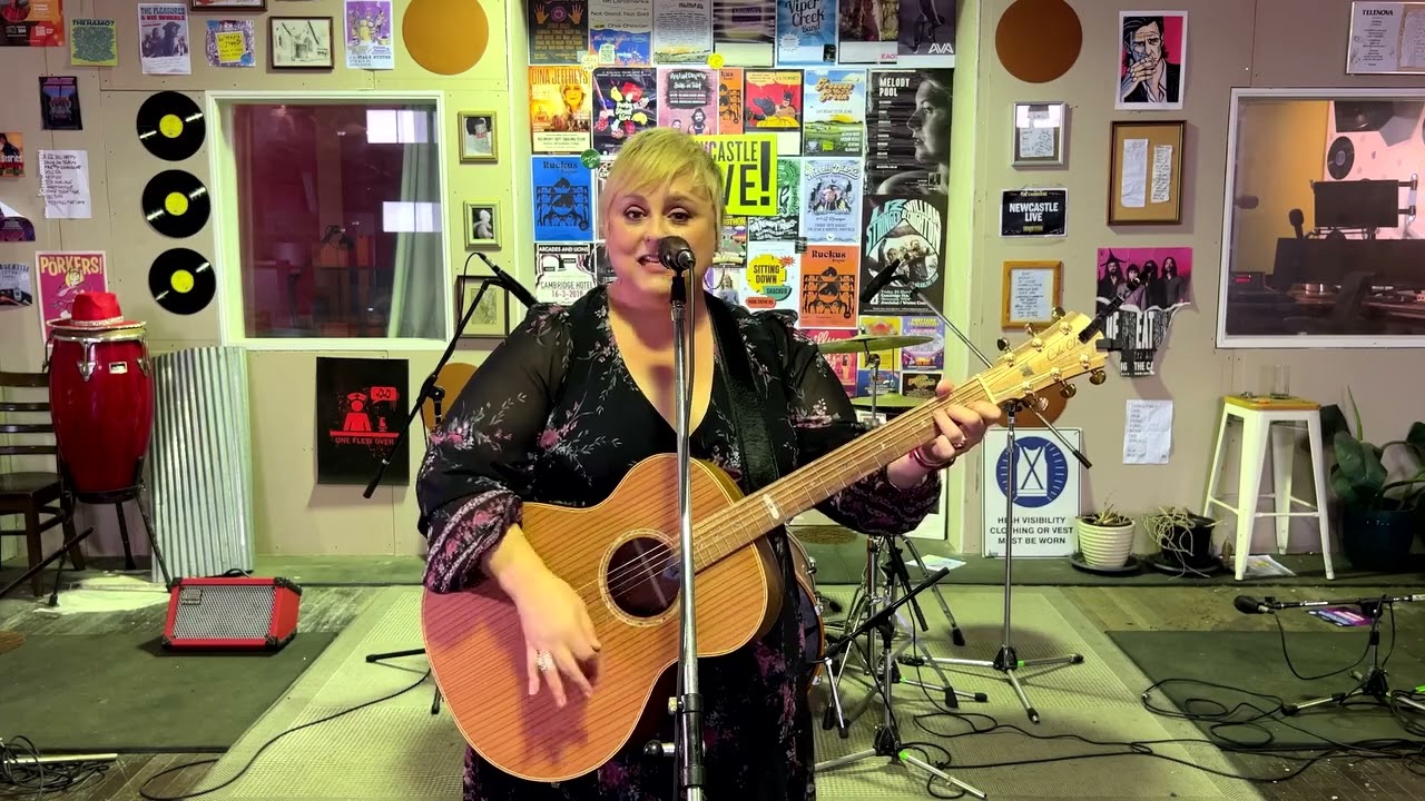 No Lover  -  Lyn Bowtell  @ Newcastle LIVE