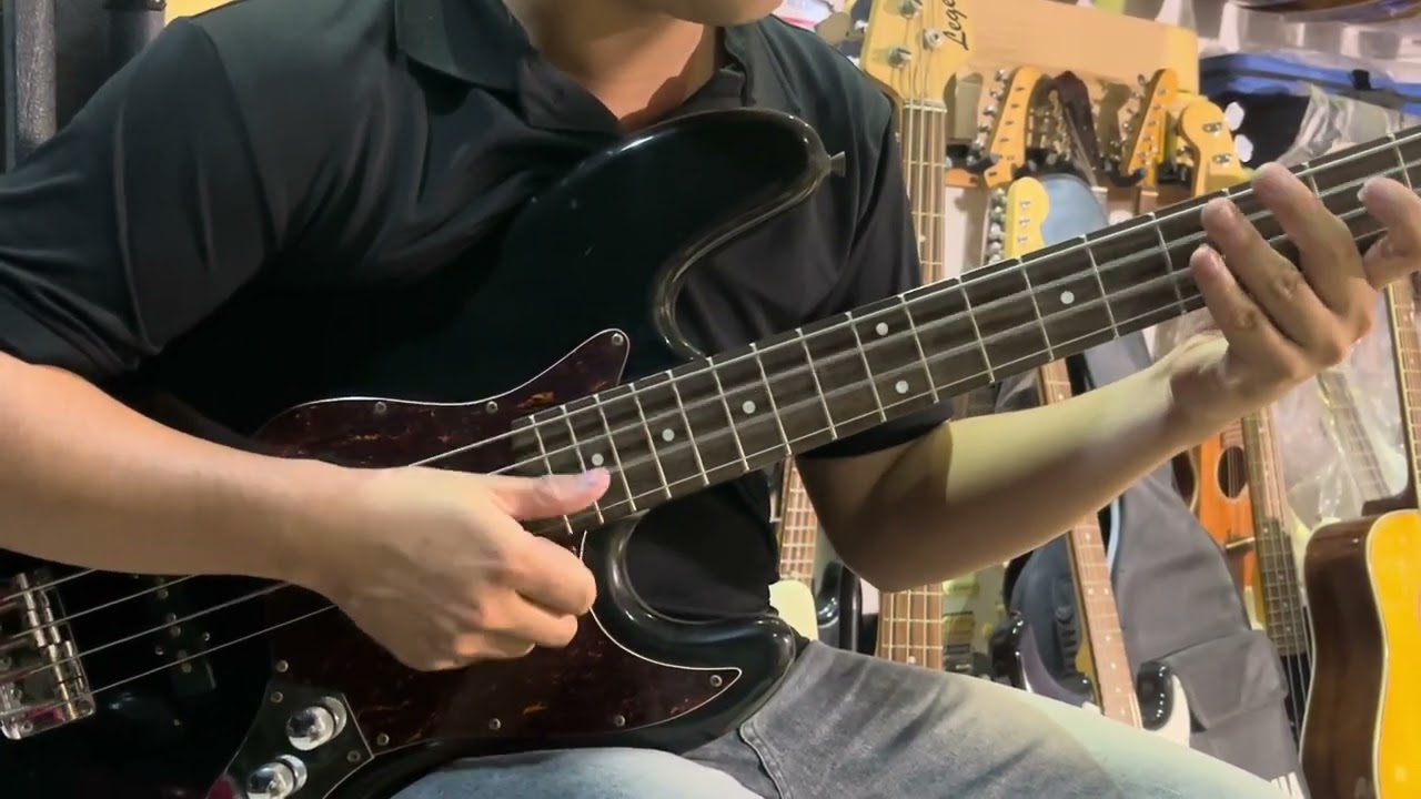 Thử đàn guitar bass 12