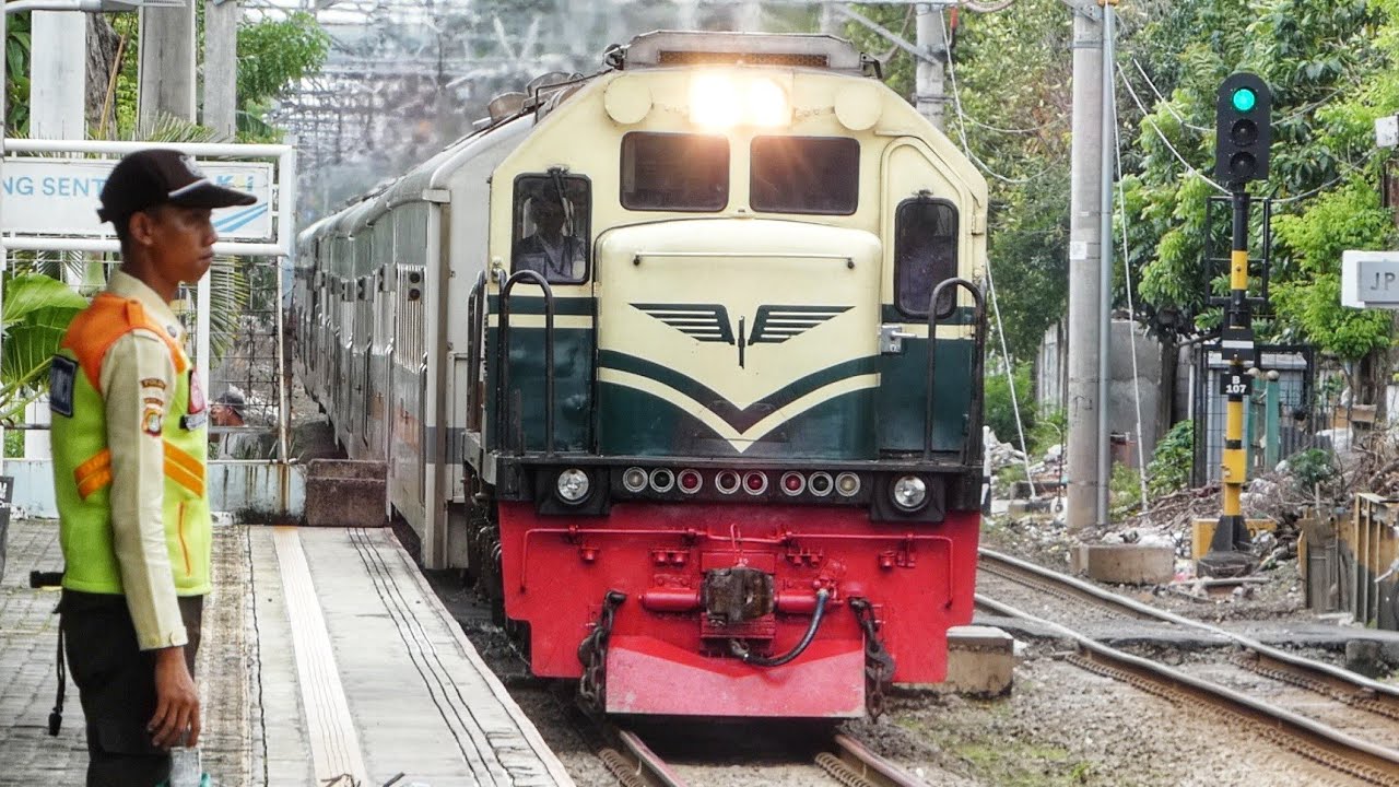 Stasiun KUBURAN CHINA Yang Tidak Ada Angkernya Sama Sekali !