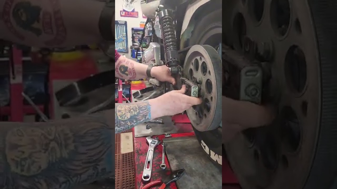 Mr.K's Harley Dyna rear tire change part 1