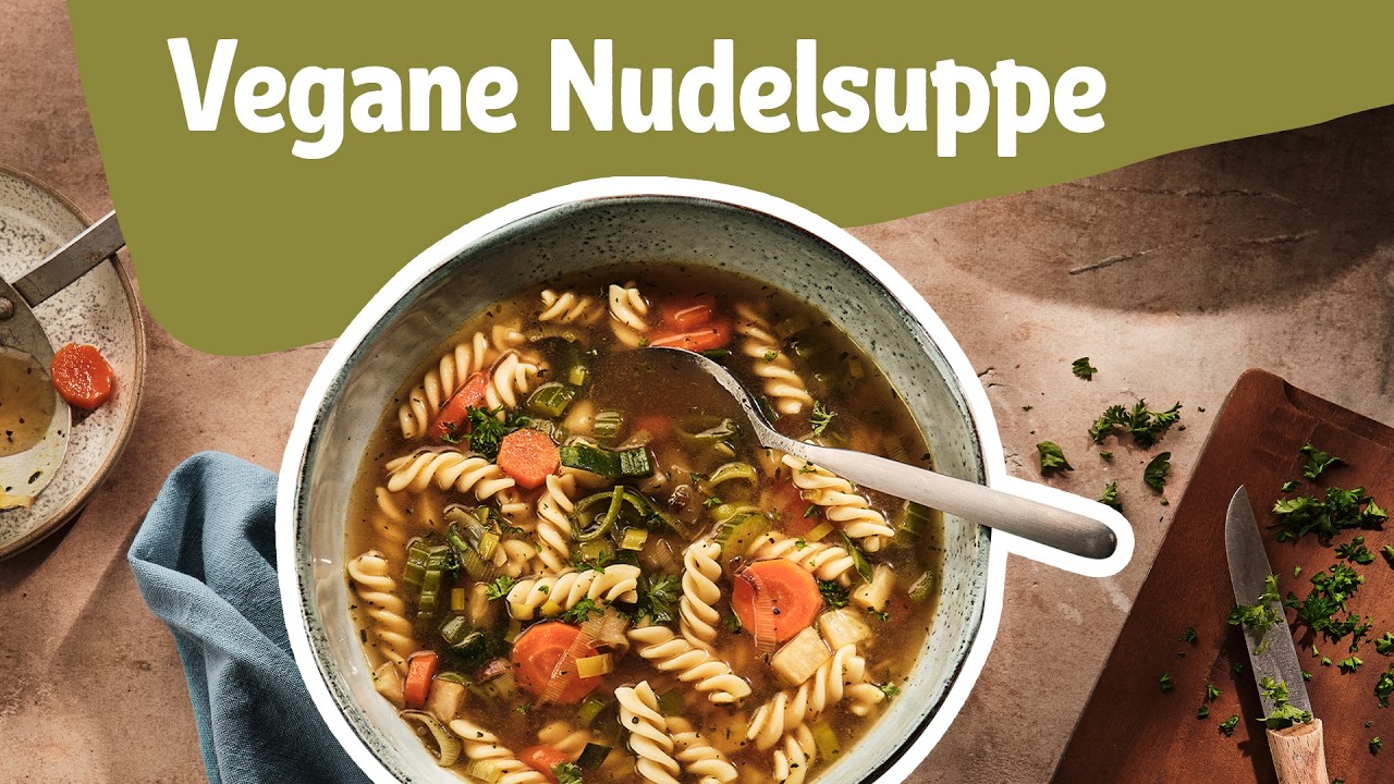 Einfache Nudelsuppe – Rezept für vegane Suppe mit Fusilli und Gemüse 🍲🥕| REWE Deine Küche