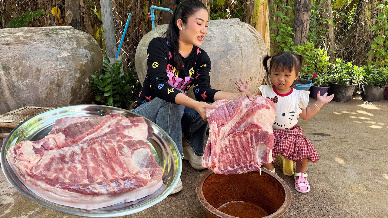 Mother and children cooking / Delicious pork and veggie around home cooking - Chef Seyhak