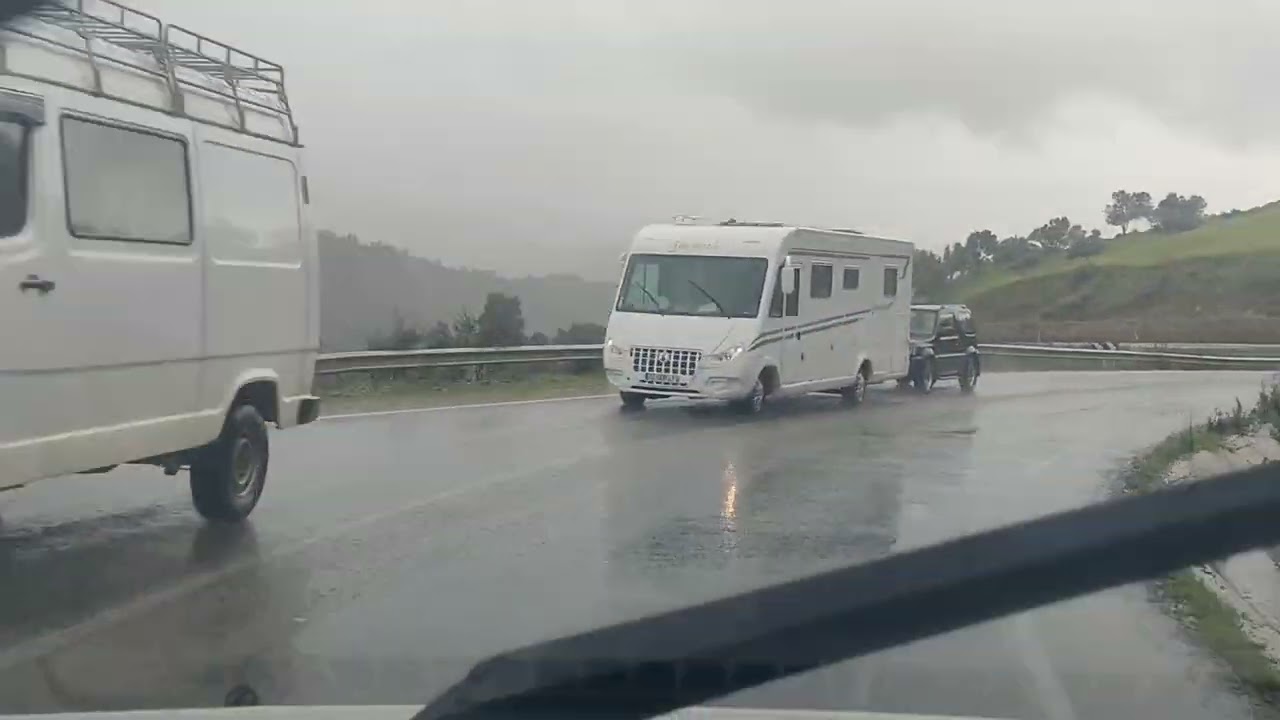 الطريق الوطنية رقم 13 بين دار دارة و سوق الأحد إقليم شفشاون شمال المغرب أجواء ماطرة