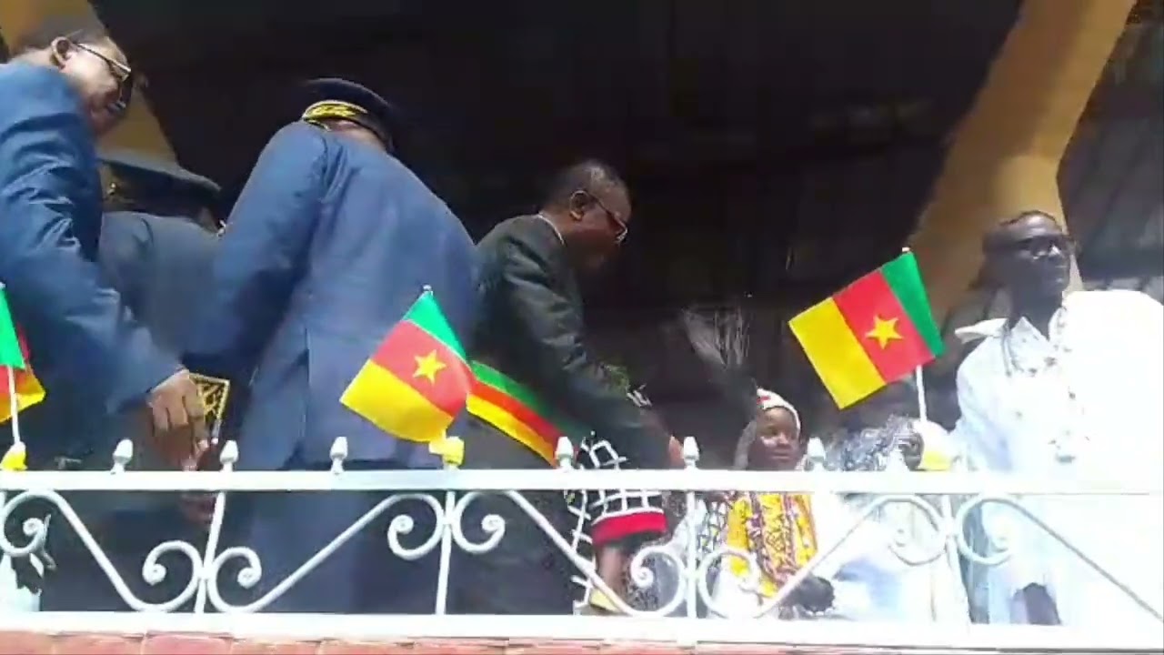 arrivée du roi des Fotetsa, SM Atemkeng Nandjou Clement Miguel à la place des fêtes de Dschang
