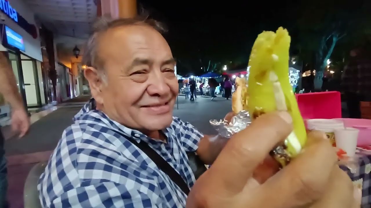 Andamos en la Plaza de Tangancícuaro buscando algo que cenar @cotidiano399