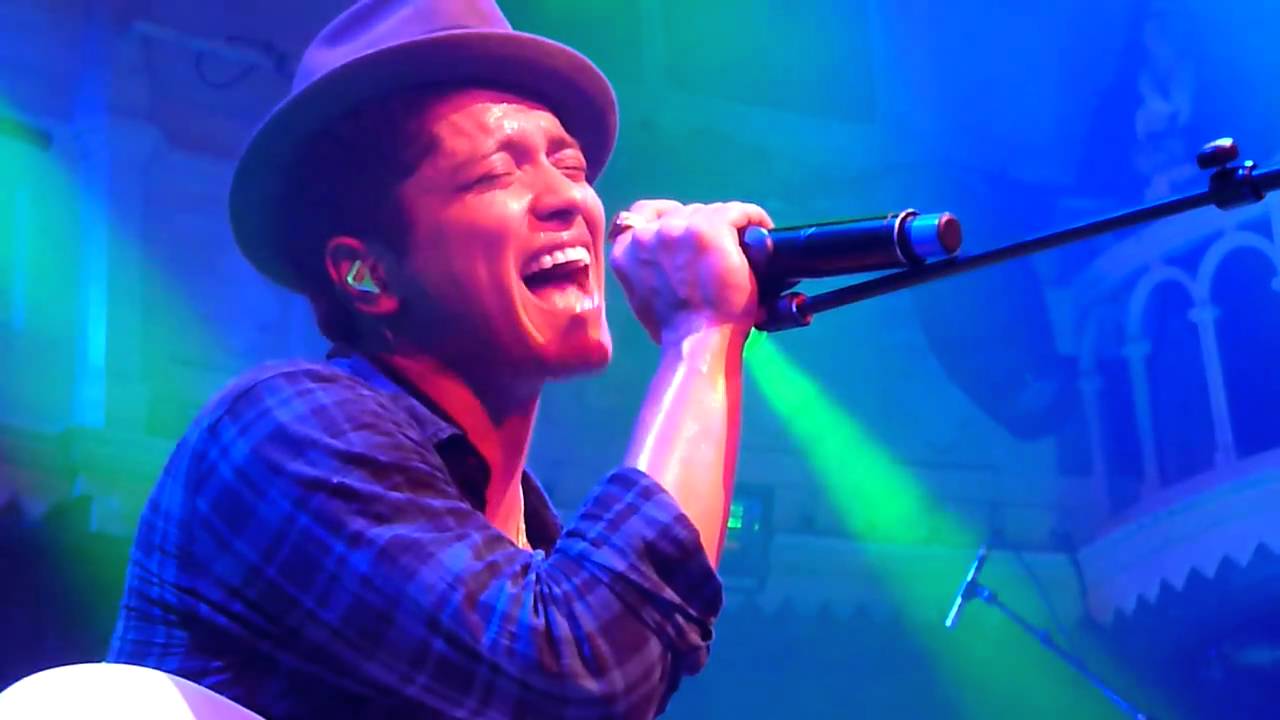 Bruno Mars - Talking To The Moon / Live in Amsterdam