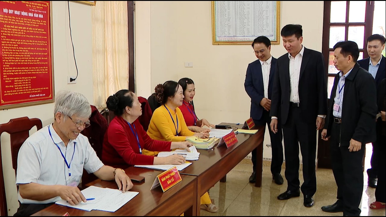 Đồng chí Bí thư Tỉnh ủy Trần Huy Tuấn kiểm tra công tác bầu cử
