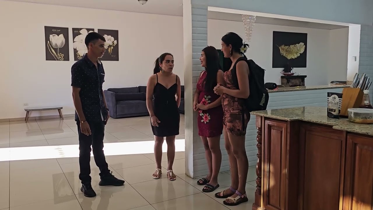 Amigas se envidian en el trabajo, hasta llegar al limite con los jefes.