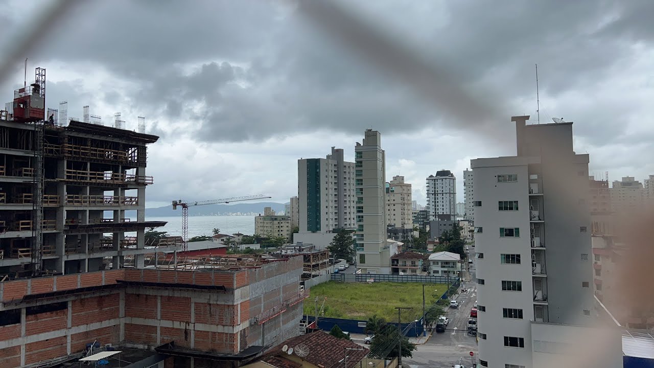City scenes and construction workers on a rainy day | LIVE | Binaural Sound | Itapema, Brazil