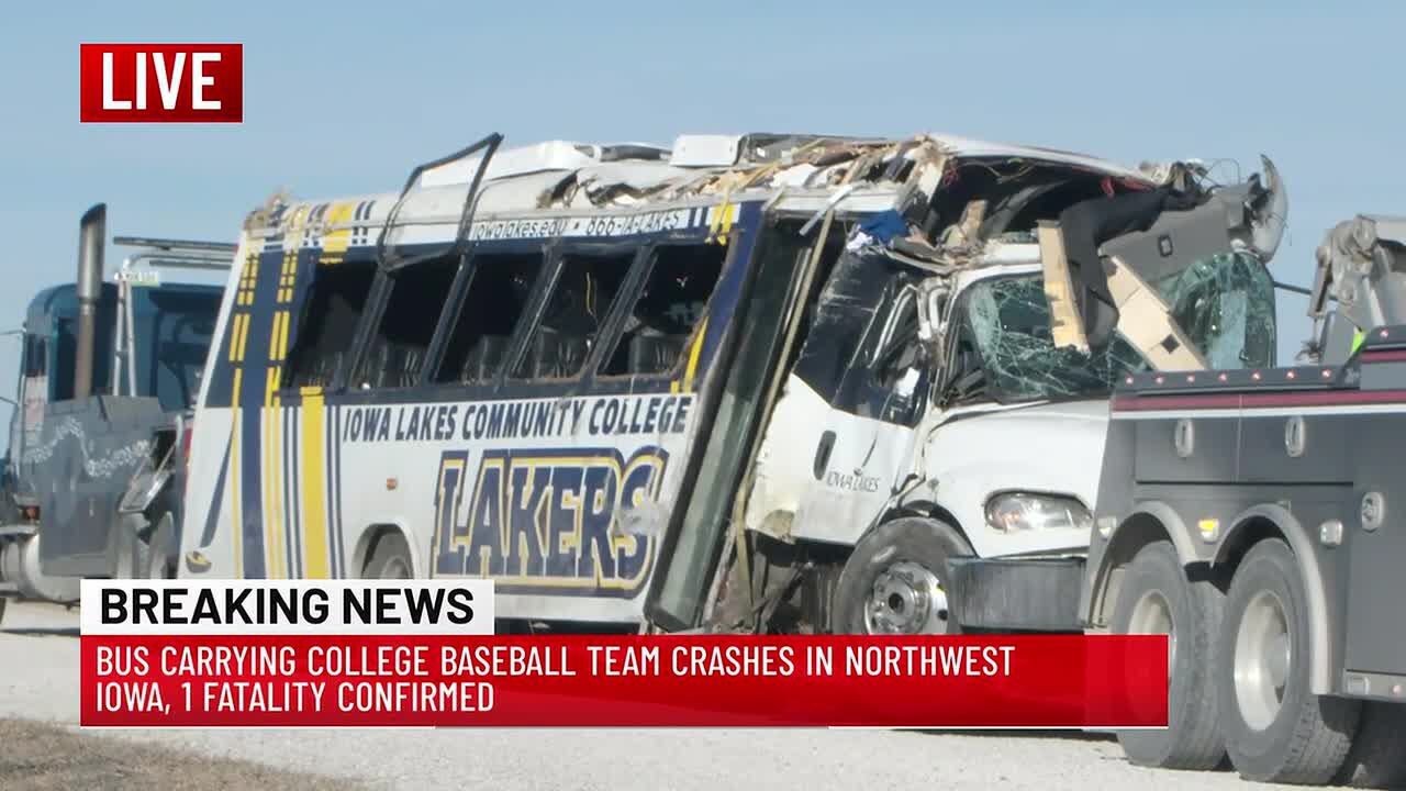 Bus carrying college baseball team crashes in Northwest Iowa, 1 fatality confirmed