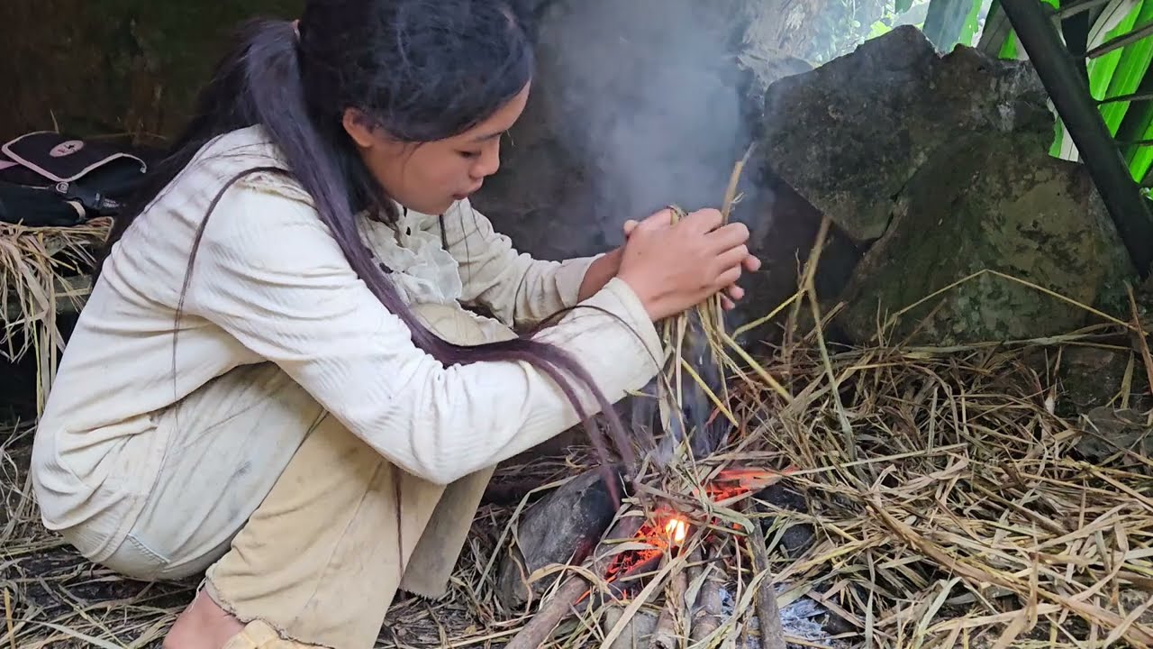 Two orphan brothers go to the market to catch frogs.