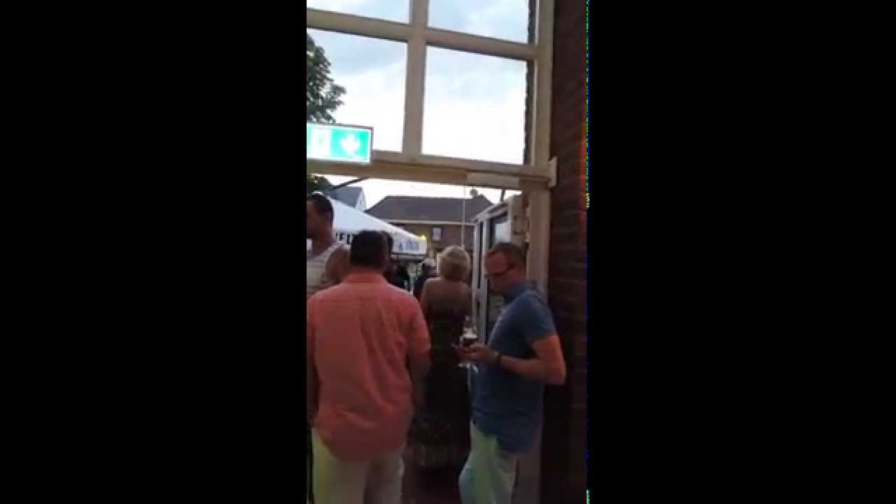 Gang durchs Partyvolk auf der After Work Party am 06.08.2015