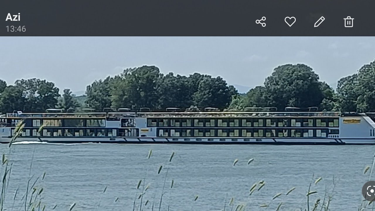 la scrumbie pe malul Dunării. puțini pescari, apa mică, a venit un vecin cu rulota.