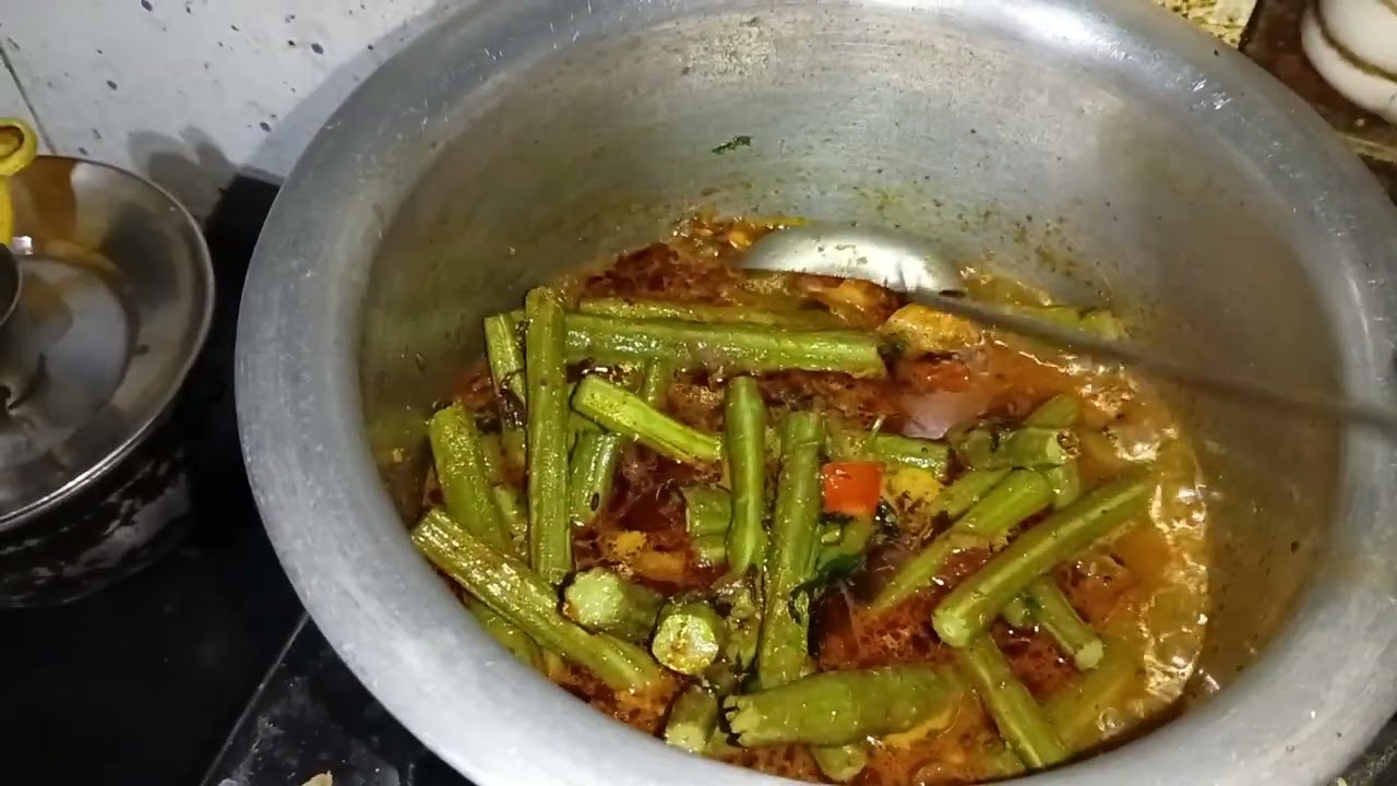 तुरीच्या डाळीतील शेवग्याच्या शेंगा