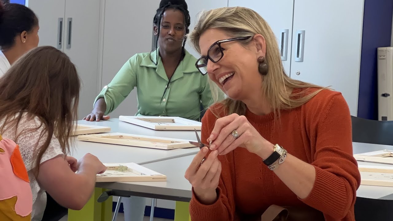 Máxima borduurt mee aan paleisgordijnen