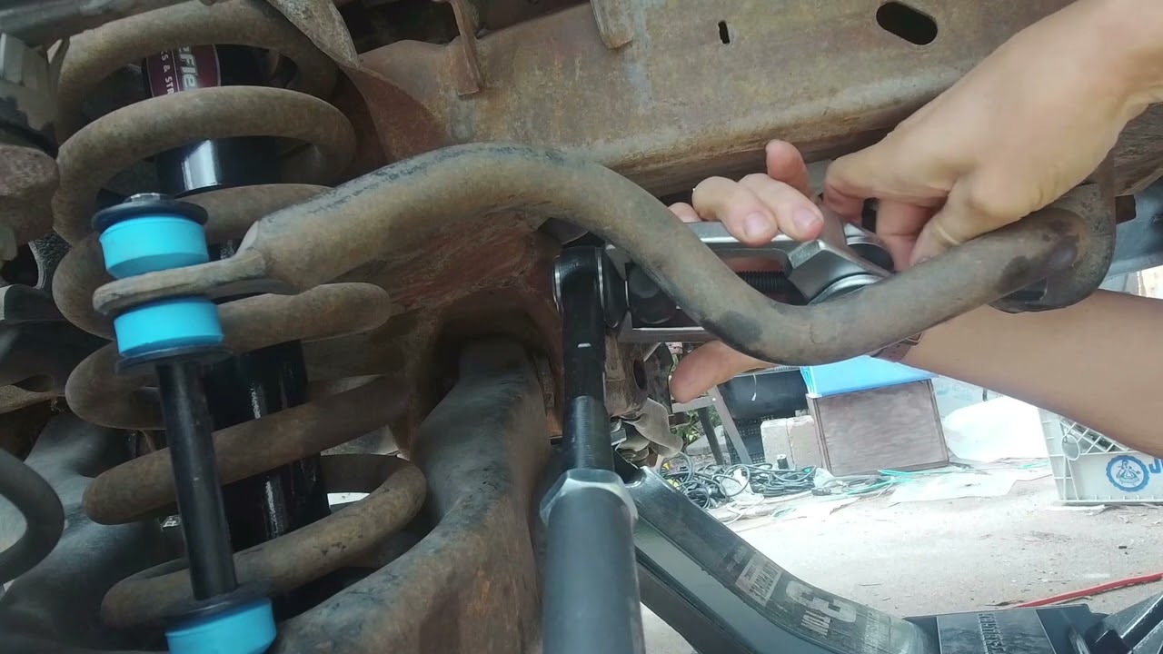 More Tech Data TieRod Removal Tool removing inner tie rod ends