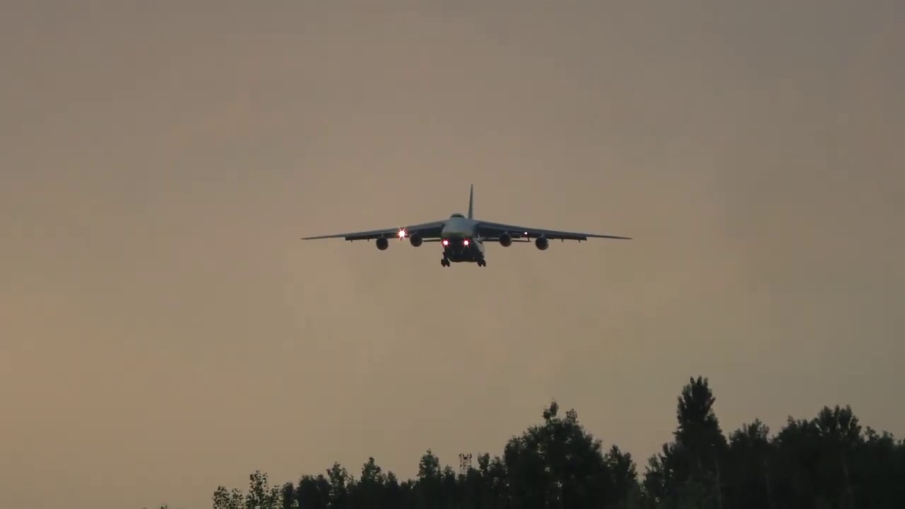 Посадка Ан-124 UR-82009