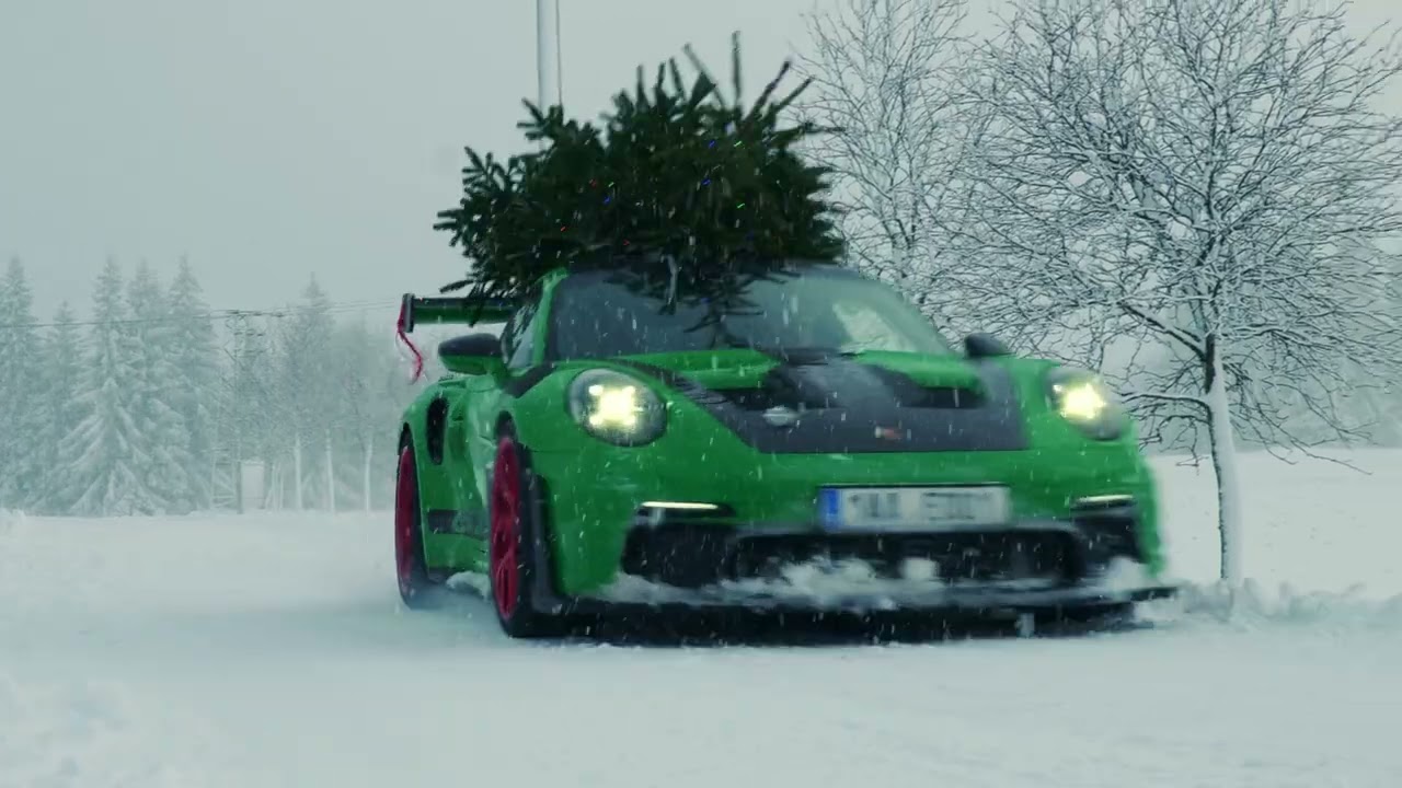 PORSCHE 992 GT3RS SNOW DRIFTING WITH CHRISTMAS TREE