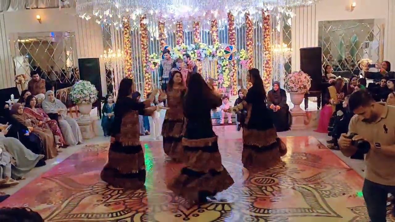 Girls Dandiya Performance | Arfeen Iqbal Group | Gujrati Female Performers in Family Wedding Event