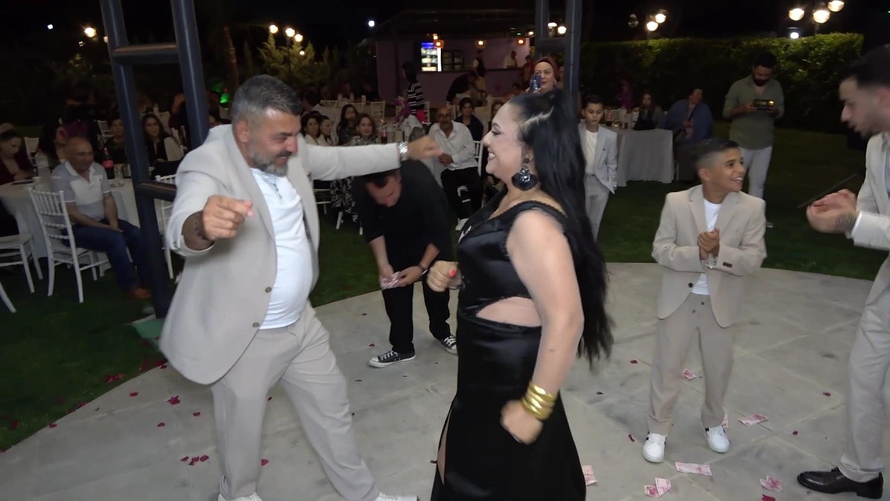 Alaçatı Çeşme Onlar Bu Gecenin En Mutlu Anne Babası Roman Düğününde Coşturdu