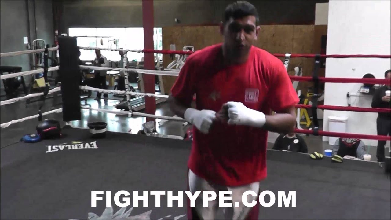 AMIR KHAN SHOWS LIGHTNING FAST HAND SPEED AS HE TRAINS FOR CANELO: 