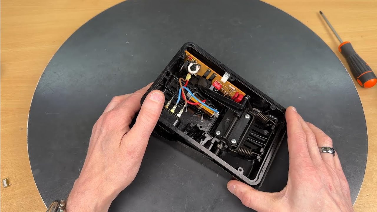 Fixing the start problem - Capacitor replacement in BERNINA Type 238 & 232 Foot Controller