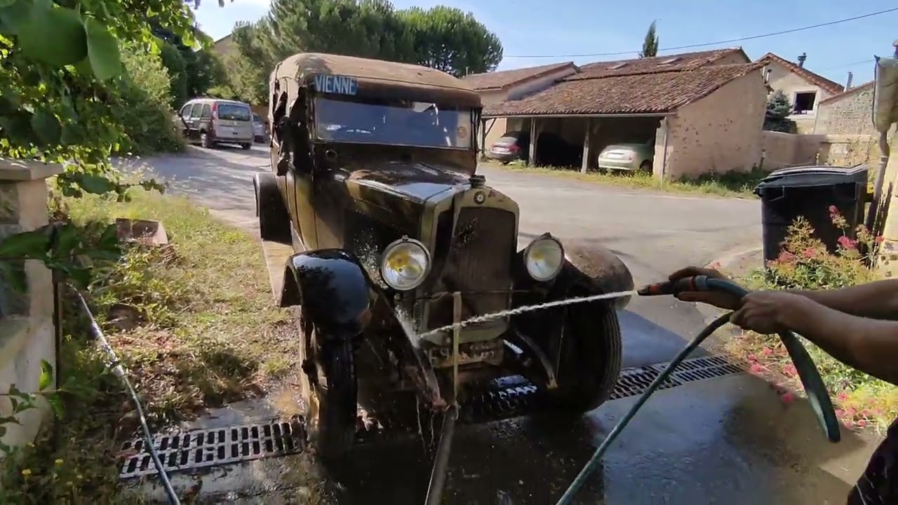 sortie de grange d'une de Dion bouton unique.
