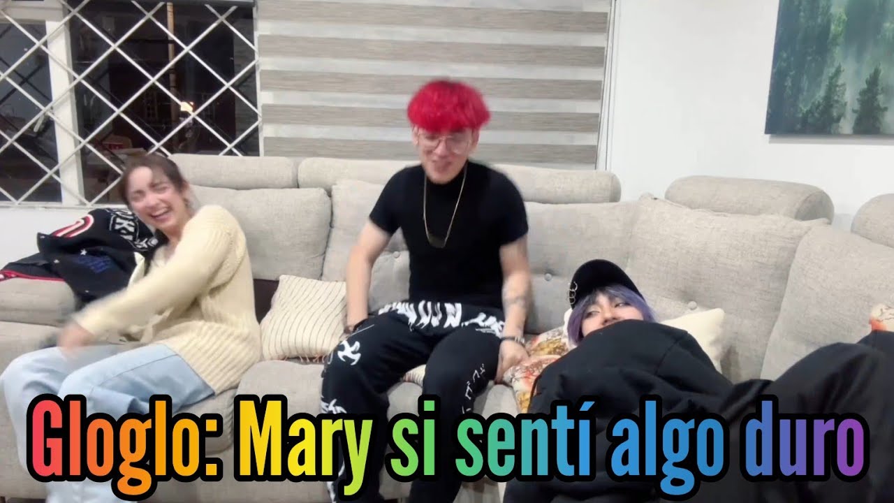 Gloglo siente algo duro en el mueble y Mary lo comprueba