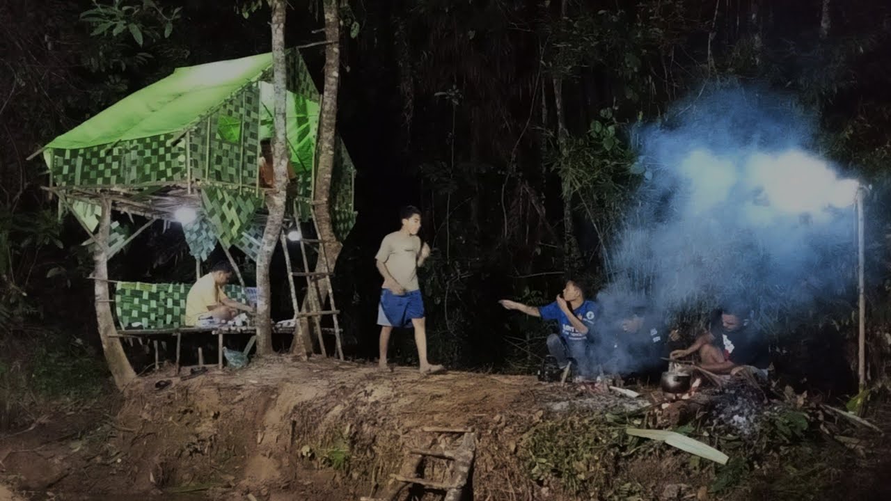 Camping hujan deras semalaman, membangun rumah pohon yang sangat indah ramai ramai & bermalam 