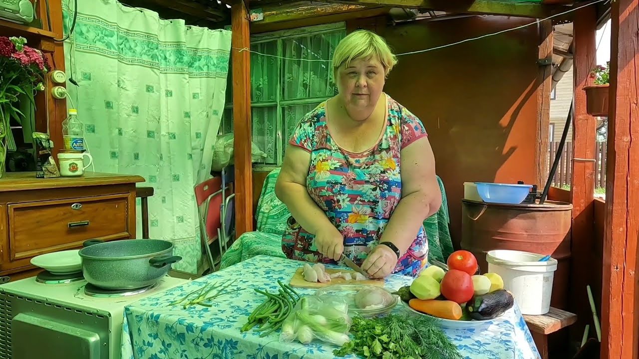Готовлю овощное  рагу и домашнюю лапшу