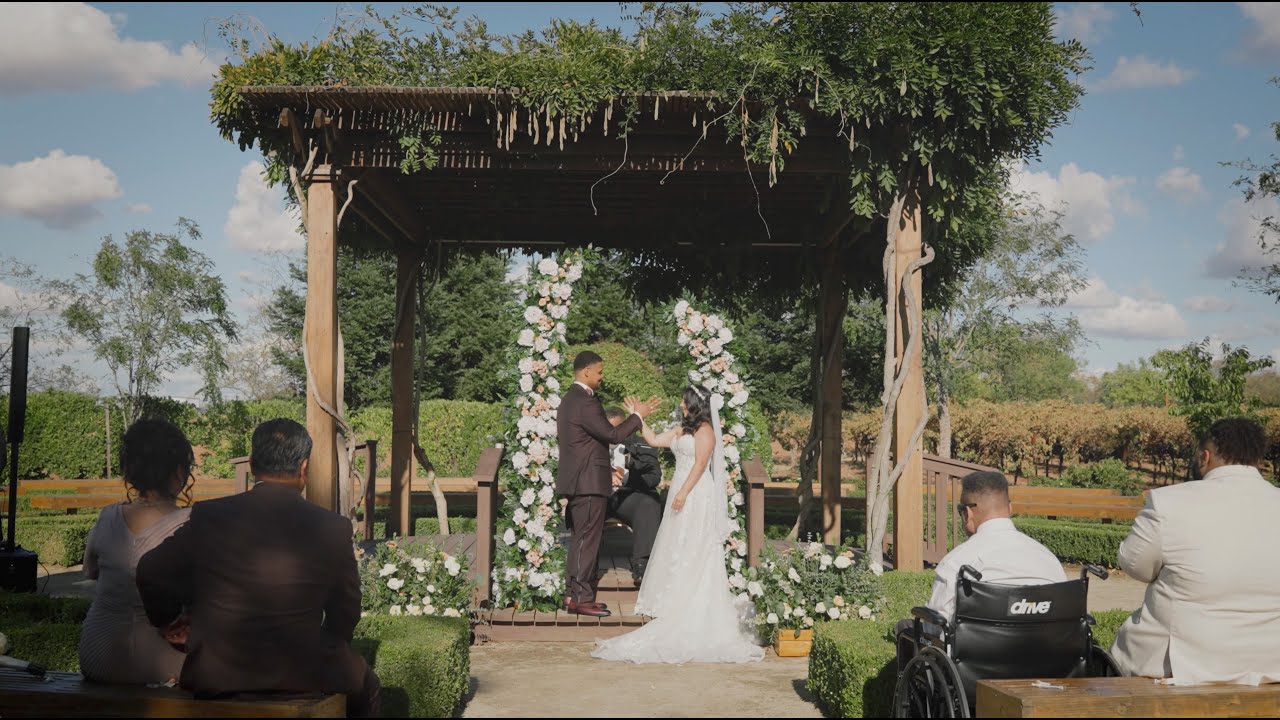 Intimate fall wedding at Wolfe Heights Estate Winery | Jasmine & Andre