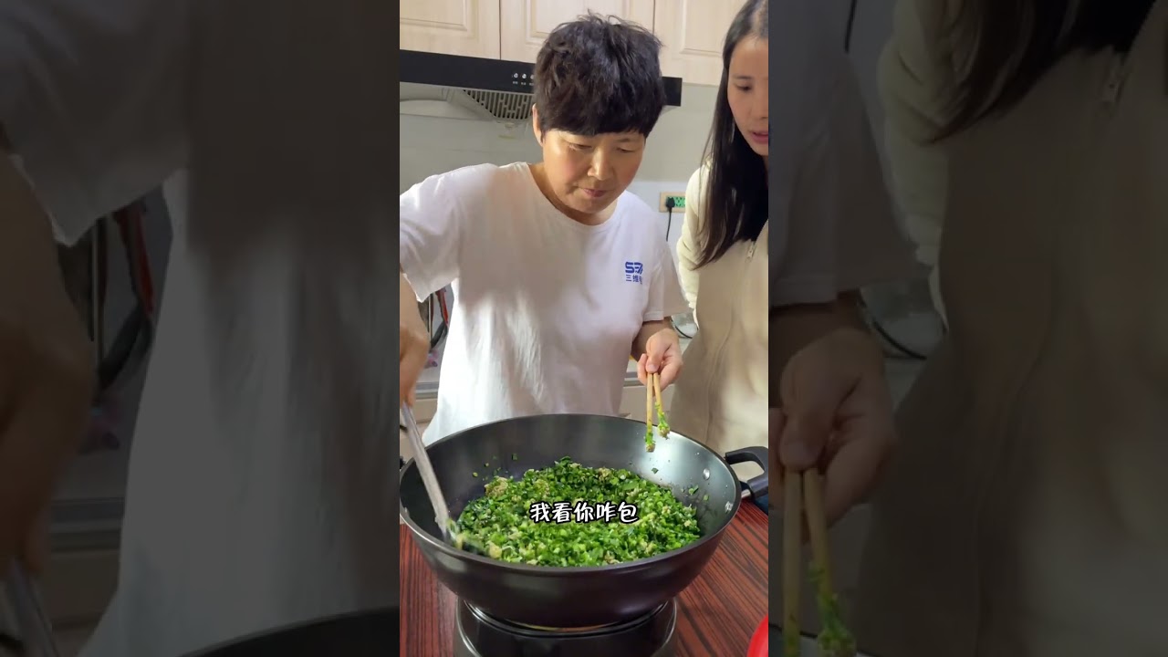 小夫妻回村日记。生活就是简单的日复一日，感恩当下所拥有的一切。#记录我的农村生活 #婆媳日常 #平淡治愈的乡村生活 #韭菜盒子 #一家四口 @抖音创作者中心 @抖音媒体内容优推官 @抖音热点宝