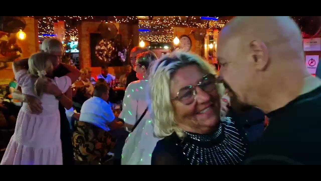 Ett litet rosa band med Erik Hoel på Star Club Puerto Rico Gran Canaria Dansnytt Hilde Arntzen