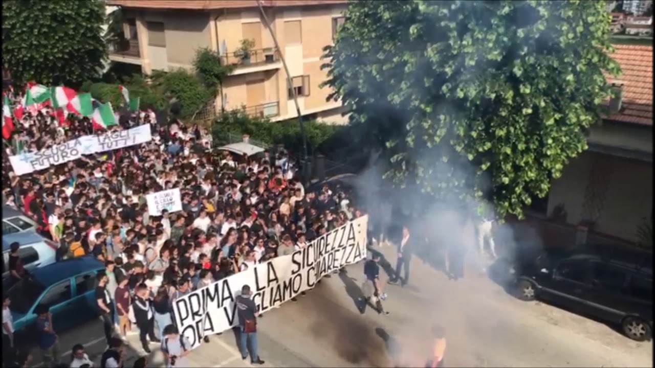 La manifestazione e i cori degli studenti