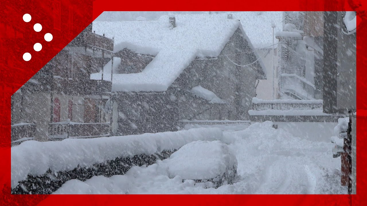 Nevicata fittissima sulle Alpi tra Valle d'Aosta e Piemonte ai piedi del Monte Rosa