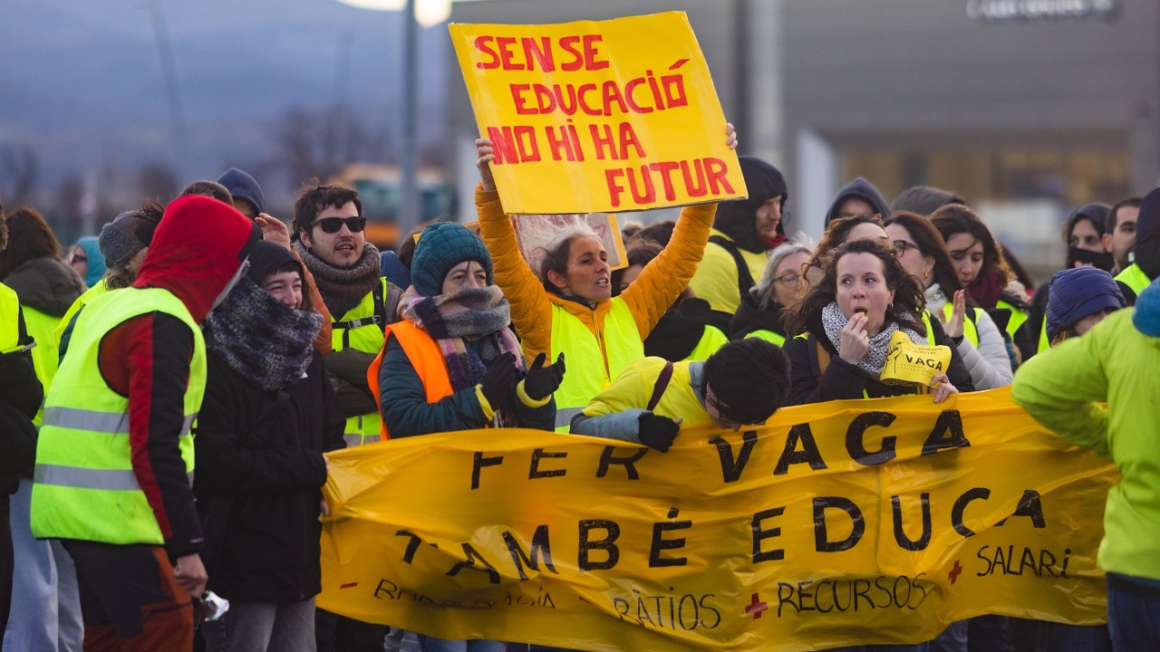 Els docents d’Osona se sumen a la vaga educativa i tallen la C-17 i la C-25