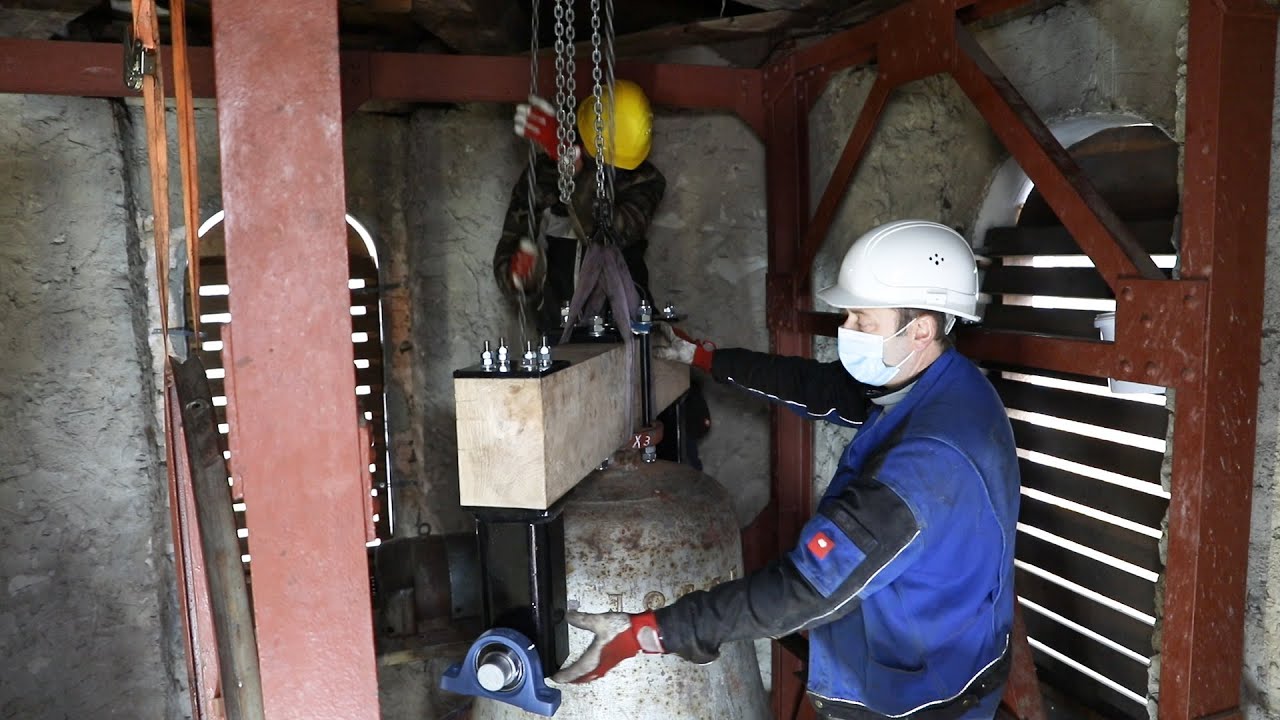 Innovation im Glockenturm: Gekröpfte Holz-Stahl-Joche für Deusmauer