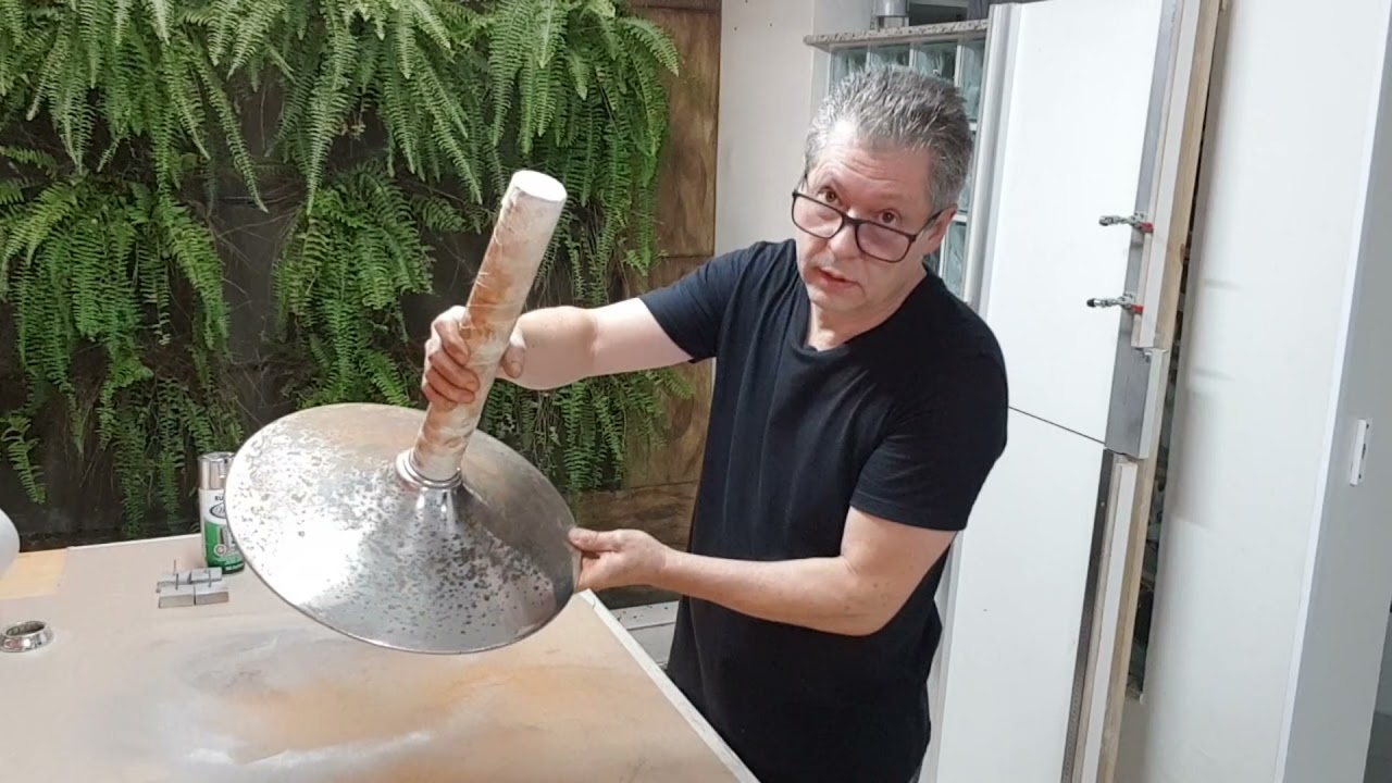 Como restaurar uma banqueta com pintura em Spray.