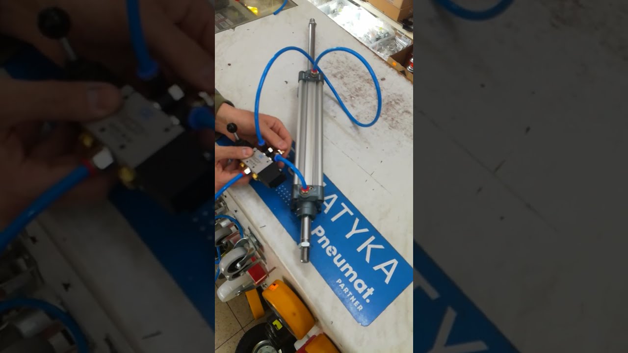 Siłownik pneumatyczny obustronnego działania. Podłączony do Zaworu mechanicznego 5/3