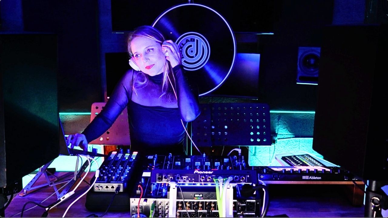 KIQI in Studio | Tech House Hybrid Live Set