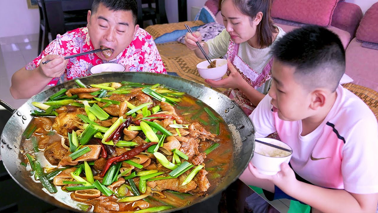 Чао приготовил для семьи горячий горшок из свиной кишки, он всем очень понравился 