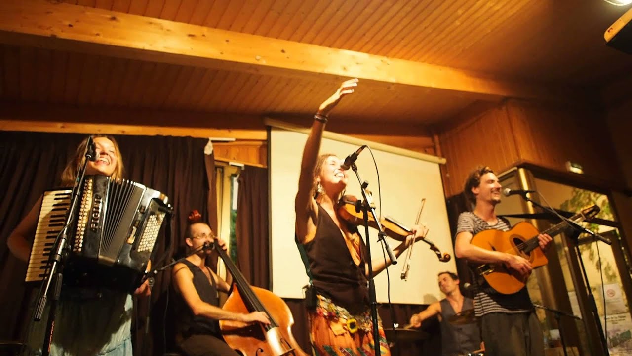 Balcony Players live in Reus with 'Cycling in the Rain'