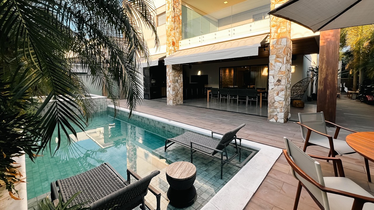 O QUE TORNA ESSA CASA DE R$ 5,8 MILHÕES TÃO ACONHEGANTE? CASA MODERNA NO ALPHAVILLE FORTALEZA