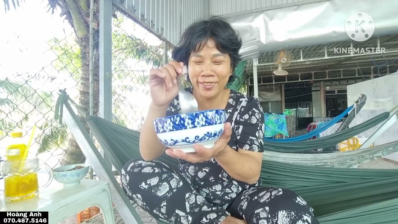 Em Kiều đi khám sức khỏe về nghe em nói đói bụng Bà dì bới cho em tô cơm ngồi ăn thấy thương làm sao