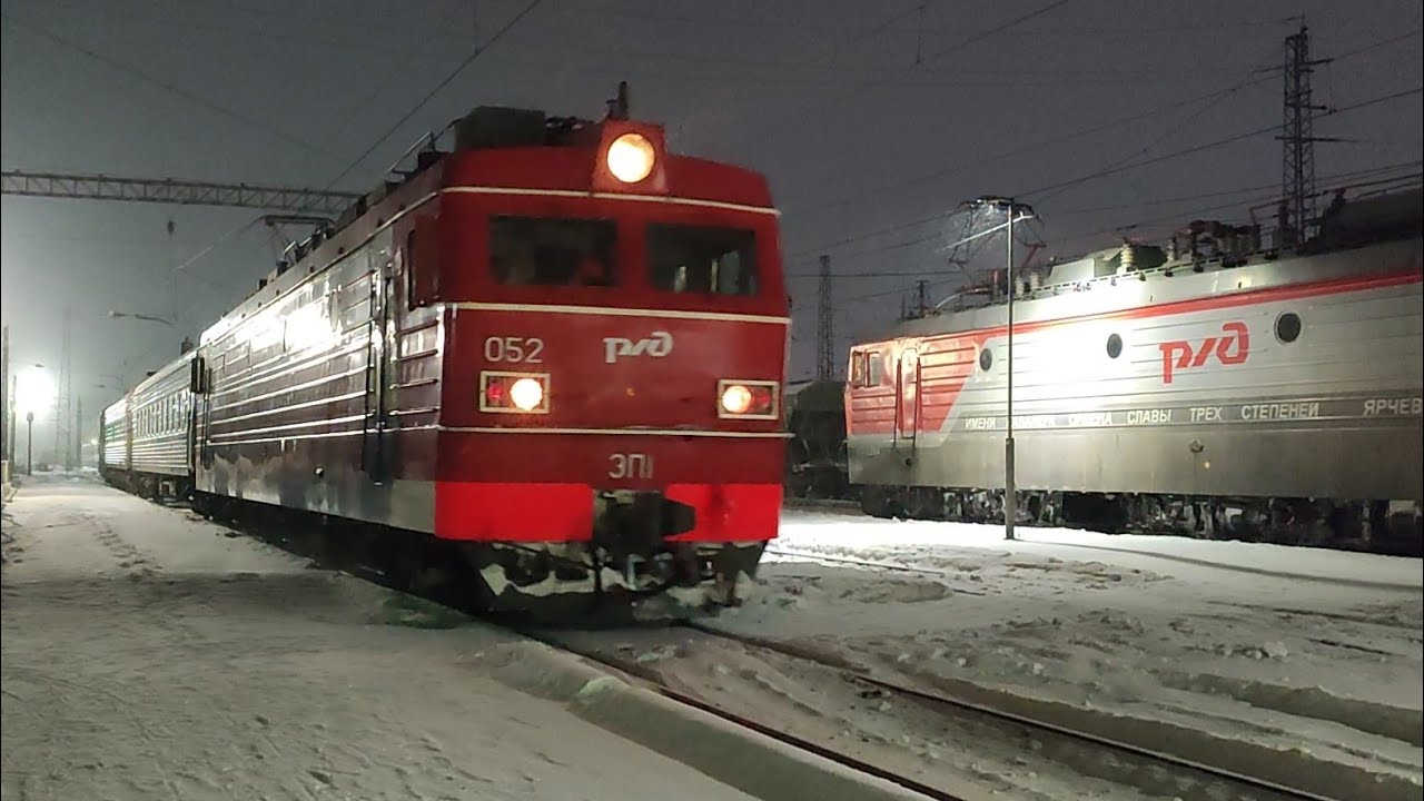 Пассажирский поезд №933,  Мурманск-Москва, под электровозом ЭП1-052, прибывает на третий путь. 