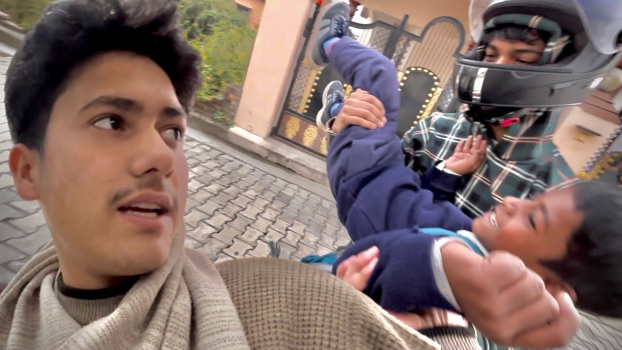 ￼￼Bacche Ko Kar Diya Gayab 😂 