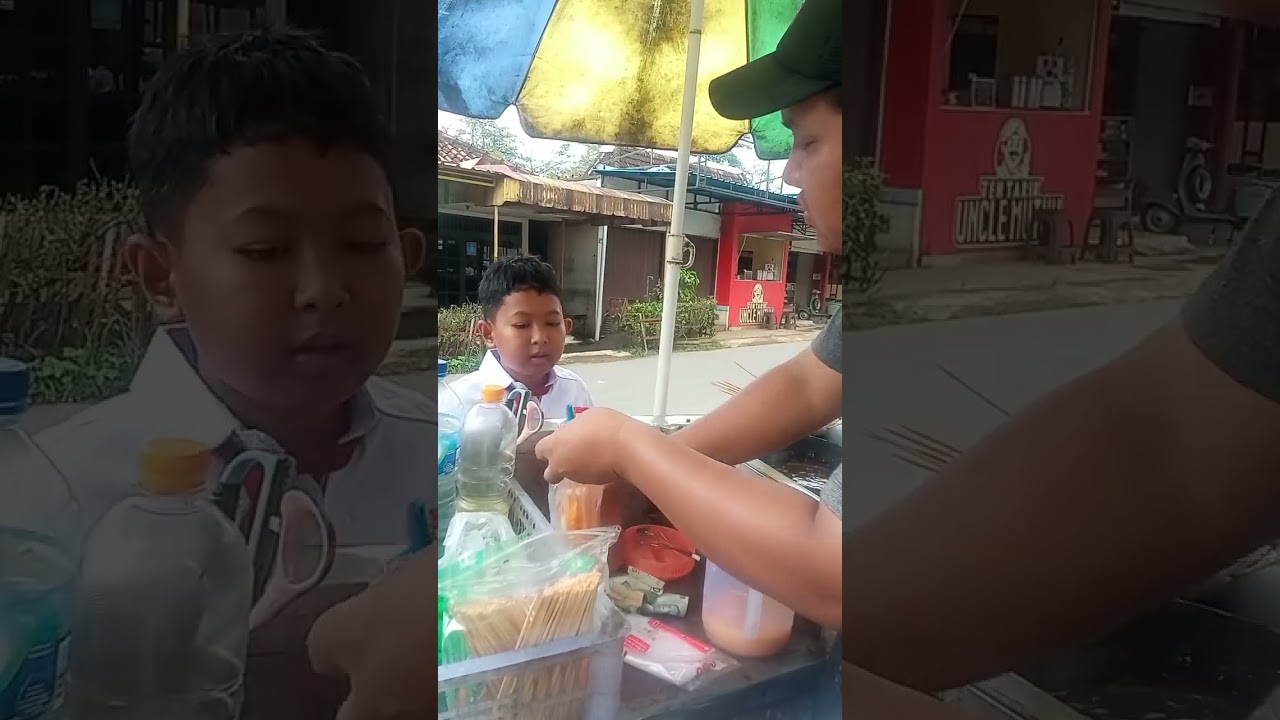 Suasana jualan telur gulung di sekolahan SDN 01 LAHAR TLOGOWUNGU PATI