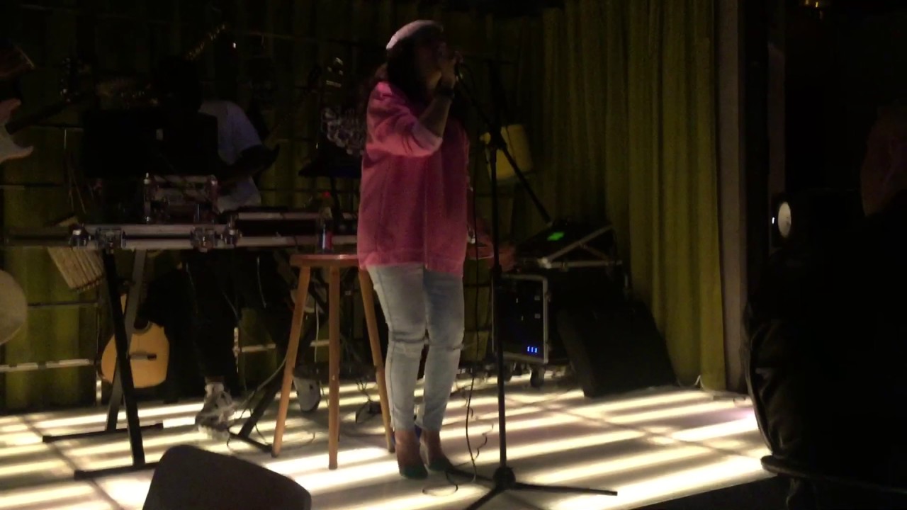 Assia - Street Life (Live au Mama Shelter)