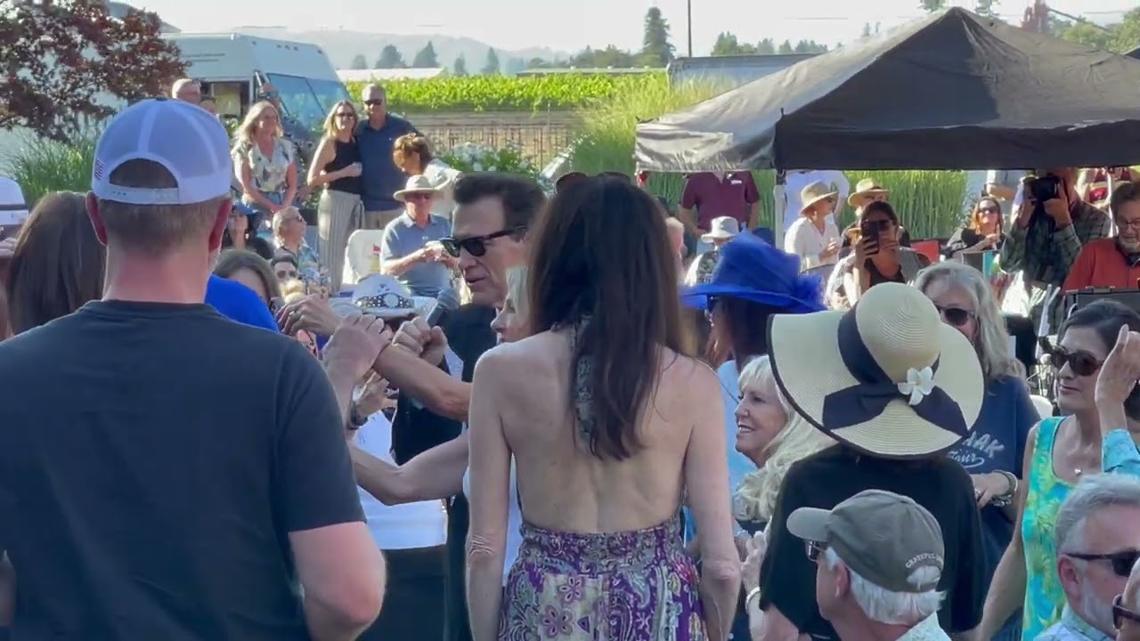 Don't Leave Me On My Own - Chris Isaak Live @ Rodney Strong Vineyards Healdsburg, CA 7-30-23
